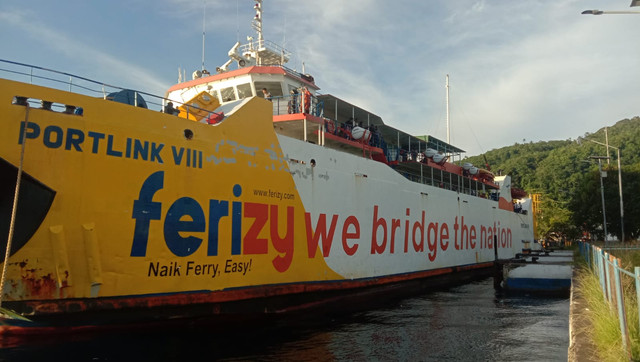 Kapal Ferry Portlink VIII bersandar di Dermaga ASDP Rum, Kota Tidore Kepulauan. Foto: Nurkholis Lamaau
