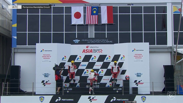 Reykat Yusuf Fadillah (kanan) membuat Bendera Merah Putih berkibar di Asia Talent Cup (ATC) Mandalika) usai finis ketiga pada Race 1, Sabtu (19/3) Foto: IATC