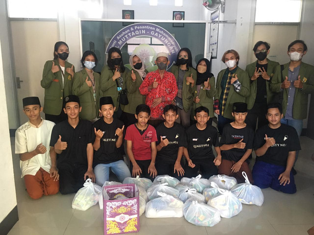 Kelompok KKNT 86 UPNVJT bersama dengan perwakilan Panti Asuhan & Pesantren Muhammadiyah Al Muttaqin, Gayungan. Sumber: Dokpri