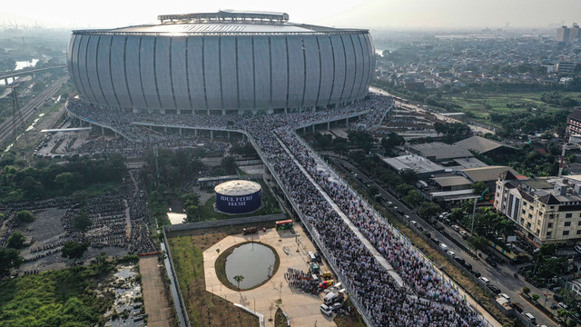 Foto udara umat Islam melaksanakan Salat Idul Fitri 1443 H di kawasan Jakarta International Stadium (JIS), Jakarta, Senin (2/5/2022). Foto: Aprillio Akbar/ANTARA FOTO
