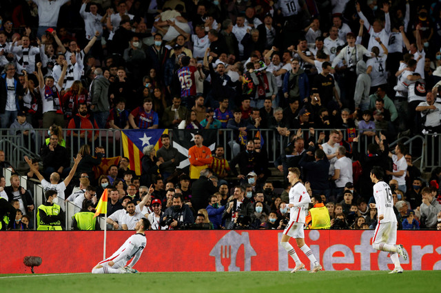Pemain Eintracht Frankfurt Filip Kostic merayakan gol ketiga saat melawan FC Barcelona pada Pertandingan leg kedua perempat final Liga Europa di Camp Nou, Barcelona, Spanyol. Foto: Albert Gea/Reuters