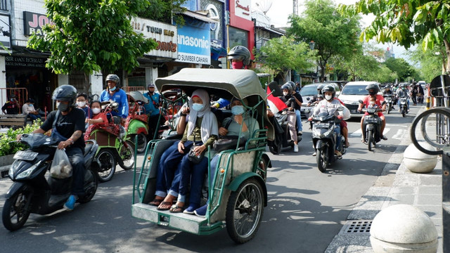 Suasana Malioboro, Kota Yogyakarta. Ikon Yogya itu masih jadi favorit wisatawan pada long weekend, Sabtu (26/2). Foto: Arfiansyah Panji Purnandaru/kumparan