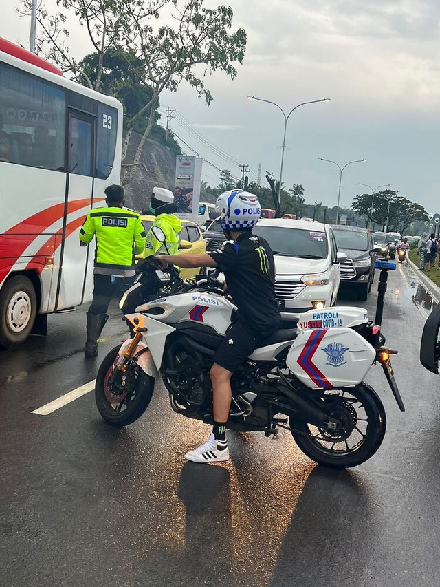Kejebak macet di pintu keluar Sirkuit Mandalika, pebalap Franco Morbidelli pinjam motor Patwal. Foto: Romy Tahrizi/kumparan