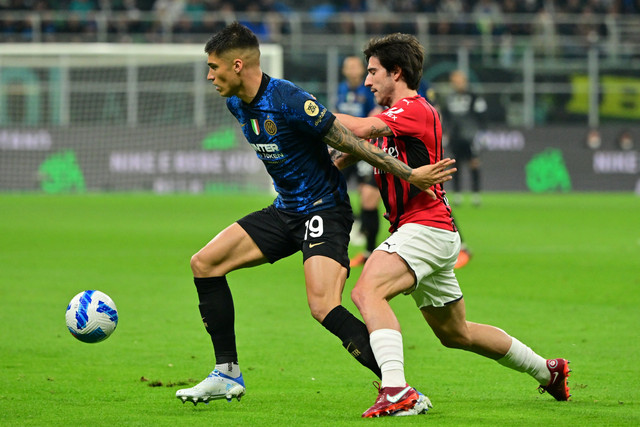 Selebrasi pemain Inter Milan Joaquin Correa berusaha melewati pemain AC Milan Sandro Tonali pada pertandingan leg kedua semifinal Coppa Italia di Stadion San Siro, Milan, Italia.  Foto: Alberto Lingria/REUTERS