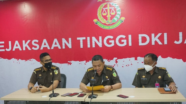 Aspidsus Kejati DKI, Abdul Qohar (tengah), bersama Kasi Penkum Kejati DKI, Ashari Syam (kiri), dan Koordinator Jaksa, Yadyn (kanan). Foto: Kejati DKI