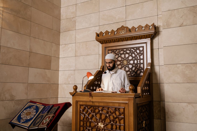 Ilustrasi menyampaikan kultum singkat tentang pentingnya selalu berbuat kebaikan. Foto: pexels.com/a-darmel