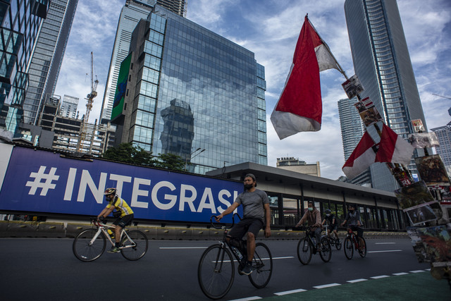 Sejumlah warga bersepeda di kawasan Jalan Jenderal Sudirman, Jakarta, Minggu (20/2/2022) pagi.  Foto: Aprillio Akbar/ANTARA FOTO