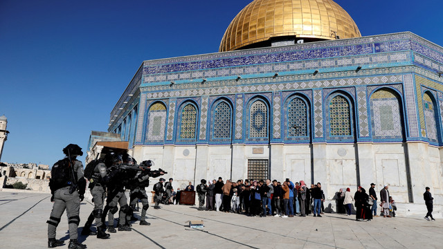 Pasukan keamanan Israel bergerak saat bentrokan dengan pengunjuk rasa Palestina di kompleks Masjid Al-Aqsa, di Kota Tua Yerusalem, Jumat (15/4/2022). Foto: Ammar Awad/REUTERS