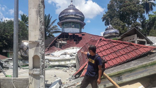 Warga melihat kondisi Masjid Raya Kajai yang rusak akibat gempa bumi di Kecamatan Talamau, Kabupaten Pasaman Barat, Sumatera Barat, Jumat (25/2/2022). Foto: Altas Maulana/ANTARA