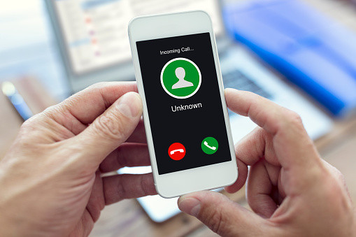 Ilustrasi panggilan telepon dari nomor tak dikenal. Foto: Unsplash.com