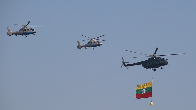 Helikopter militer junta Myanmar terbang dalam formasi selama upacara untuk menandai peringatan 75 tahun Hari Persatuan Myanmar, di Naypyidaw, Myanmar, Sabtu (12/2/2022). Foto: Stringer/AFP