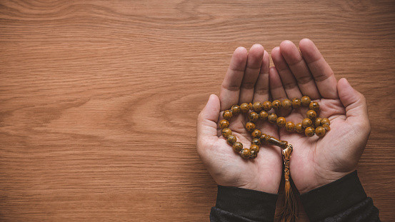 Ilustrasi seseorang membaca doa sayyidul istighfar. Foto: Unsplash.com