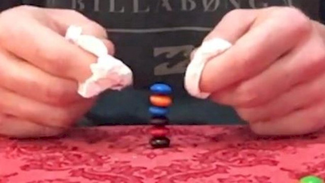 Susunan cokelat M&M's pemecah rekor dunia. foto: Guiness World Record