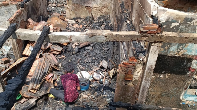 Kondisi terkini Pasar Gembrong, Jakarta Timur pasca kebakaran pada Minggu (24/4) malam. Foto: Farusma Okta Verdian/kumparan