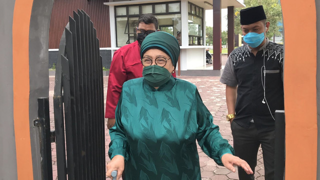 TOKOH masyarakat Riau, Hj Azlaini Agus, usai melaporkan Menteri Agama, Yaqut Cholil Qoumas, terkait dugaan penistaan agama ke SPKT Polda Riau, Sabtu (26/2/2022).