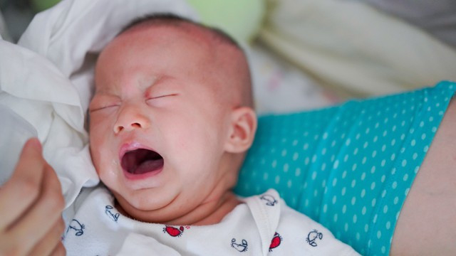Ilustrasi cara mengatasi bayi rewel menurut Islam. Foto; Shutterstock