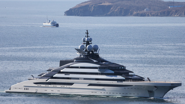 Superyacht Nord, dilaporkan dimiliki oleh oligarki Rusia Alexei Mordashov, tiba di pelabuhan timur jauh Vladivostok, Rusia, Kamis (31/3/2022). Foto: REUTERS