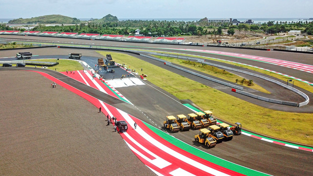 Foto udara pengaspalan ulang tikungan ke-17 lintasan Pertamina Mandalika International Street Circuit di KEK Mandalika, Kecamatan Pujut, Praya, Lombok Tengah, NTB, Sabtu (5/3/2022). Foto: Ahmad Subaidi/ANTARA FOTO