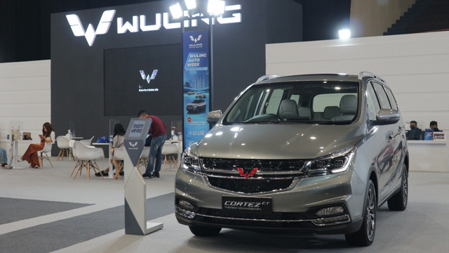 Booth Wuling di Gaikindo Jakarta Auto Week (JAW) 2022. Foto: Ghulam Muhammad Nayazri / kumparanOTO