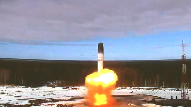 Rudal balistik antarbenua Sarmat diluncurkan selama uji coba di kosmodrom Plesetsk di wilayah Arkhangelsk, Rusia, Rabu (20/4).  Foto: Kementerian Pertahanan Rusia/via REUTERS