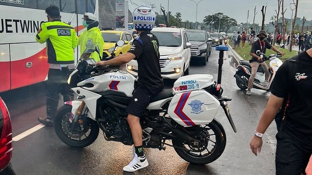 Kejebak macet di pintu keluar Sirkuit Mandalika, pebalap Franky Morbidelli pinjam motor Patwal. Foto: Romy Tahrizi/kumparan