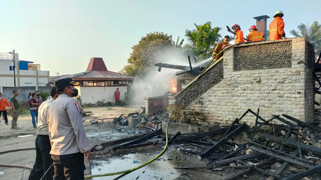 Kondisi situs bersejarah peninggalan Kerajaan Negeri Padang yang terbakar di Kota Tebing Tinggi, Sumatera Utara, Minggu (13/3/2022).  Foto: Humas Polres Tebing Tinggi