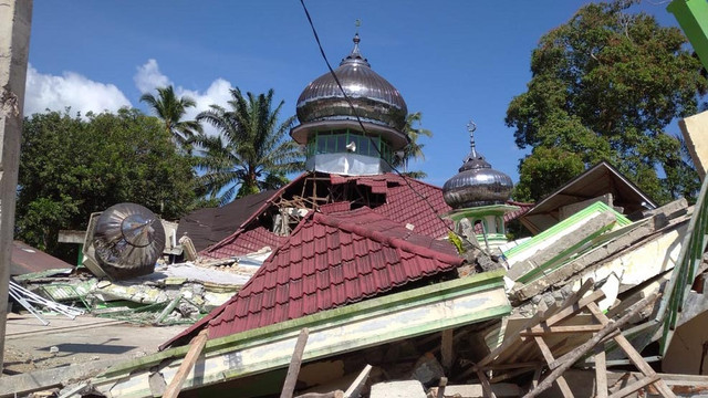 Masjid di Nagari Kajai Kecamatan Talamau Pasaman Barat roboh akibat gempat magnitudo 6,2 pada Jumat 25 Februari 2022. (Sumber PMI Pasaman Barat)