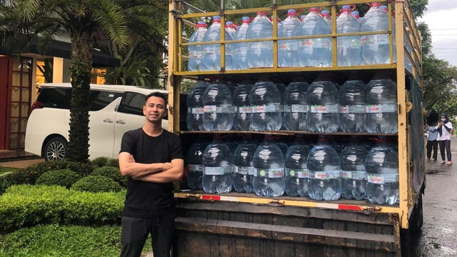 Raffi Ahmad bagi-bagi galon satu truk. Foto: Dok. Istimewa