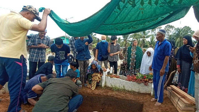 Suasana pemakanan model Novi Amalia di Kota Tebing Tinggi, Sumatera Utara. Foto: Dok. Istimewa