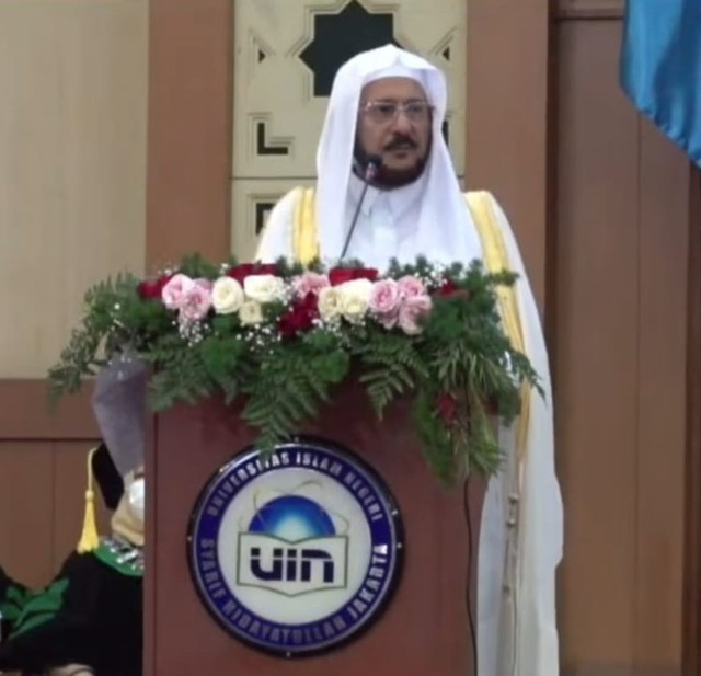 Menteri Urusan Islam, Dakwah, dan Penyuluhan Arab Saudi, Syaikh Abdullatif bin Abdulaziz Al Syaikh menerima anugerah Doktor Honoris Causa (HC) dari UIN Syarif Hidayatullah, Jakarta. Foto: Kemenag RI