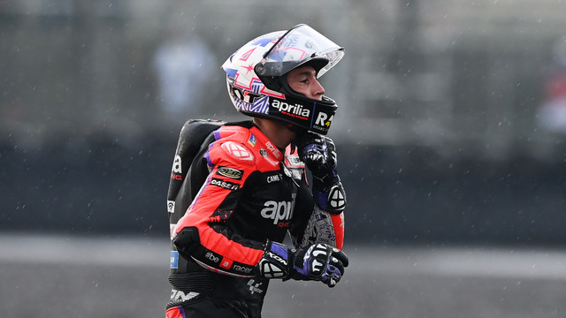 Pembalap Aprilia Racing Aleix Espargaro berlari menuju tribun penonton sambil mencopot tali helmnya seusai balapan MotoGP Indonesia di Pertamina Mandalika International Street Circuit, Lombok Tengah, Nusa Tenggara Barat pada Minggu (20/3/2022) Foto: Andika Wahyu/ANTARA FOTO