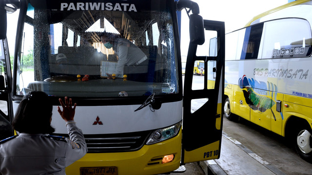 Petugas memeriksa kondisi bus pariwisata saat melakukan pemeriksaan kelaikan kendaraan (ramp check) di Terminal Mengwi, Badung, Bali, Rabu (20/4/2022). Foto: Fikri Yusuf/ANTARA FOTO