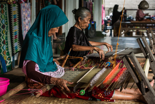 Belajar tenun di Desa Wisata Sukarara Lombok. Foto: Julius Bramanto/Shutterstock