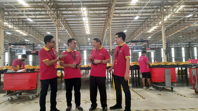 VP Operation Anteraja Jimmy Chrimiadi, CEO Anteraja Suyanto Tjoeng, Presiden Direktur Adi Sarana Armada Tbk (ASSA) Prodjo Sunarjanto dan VP Sales & Marketing Anteraja Andri Hidayat (ki-ka) saat melakukan pengecekan Automated Sortation System. Foto: Narda Margaretha Sinambela/kumparan