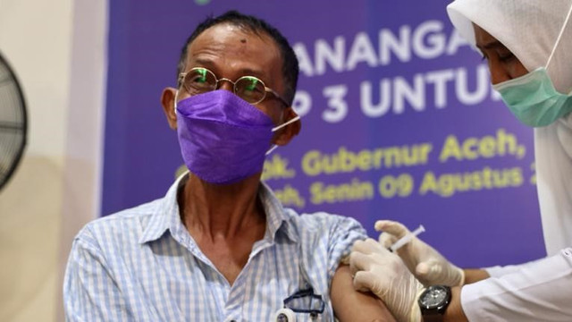 dr Jailani saat menerima suntikan vaksin dosis ketiga pada 9 Agustus 2021. Foto: Suparta/acehkini