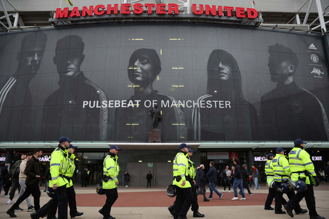 Polisi dan penggemar di luar stadion sebelum pertandingan antara Manchester United vs Chelsea di Stadion Old Trafford, Manchester, Inggris. Foto: Phil Noble/Reuters