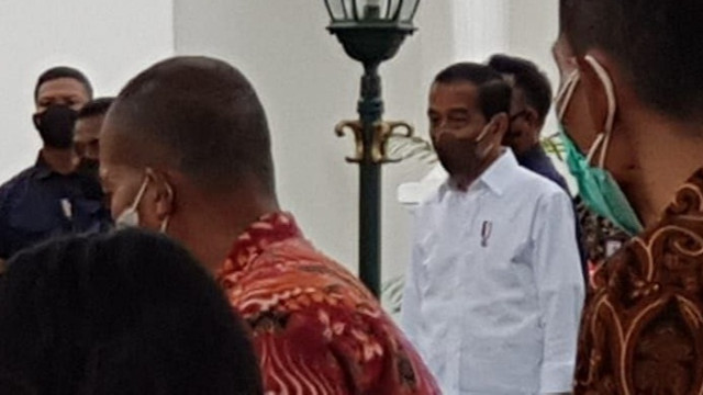 Presiden Joko Widodo saat bagikan sembako di Gedung Agung Yogyakarta, Sabtu (30/4/2022). Foto: Birgita/Tugu Jogja