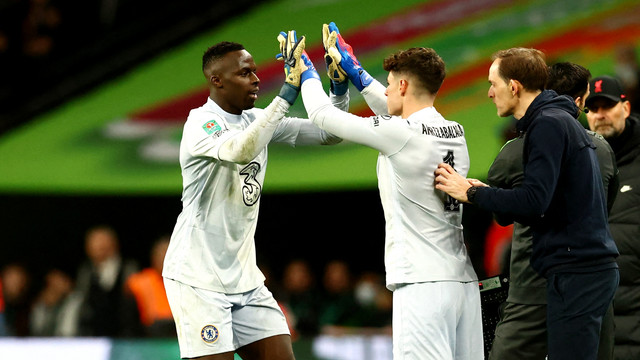 Pemain Chelsea Kepa Arrizabalaga masuk sebagai pemain pengganti menggantikan Edouard Mendy saat hadapi Chelsea di Stadion Wembley, London, Inggris, Minggu (27/2/2022). Foto: David Klein/REUTERS