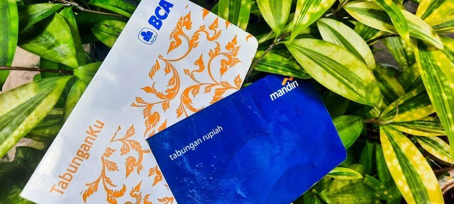 Ilustrasi mengetahui PIN ATM dari buku tabungan. Foto: Ave Airiza Gunanto/Kumparan