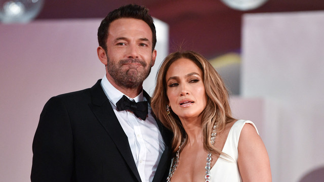 Aktor AS Ben Affleck dan aktris dan penyanyi AS Jennifer Lopez tiba untuk pemutaran film "The Last Duel" yang disajikan di luar kompetisi pada 10 September 2021 selama Festival Film Venesia ke-78 di Venice Lido. Foto: Filippo MONTEFORTE/AFP