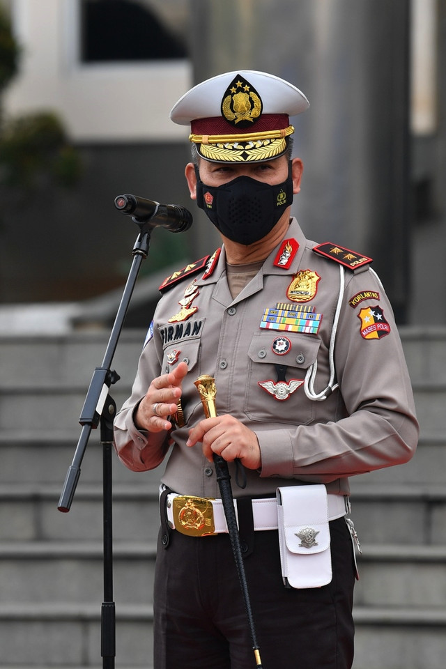 Kakorlantas Polri, Irjen Pol Firman Shantyabudi saat apel melepas tim Perwira Pengamat Wilayah (Pamatwil) operasi ketupat 2022 di Lapangan NTMC Polri, Jakarta Selatan, Jumat (22/4). Foto: Korlantas Polri