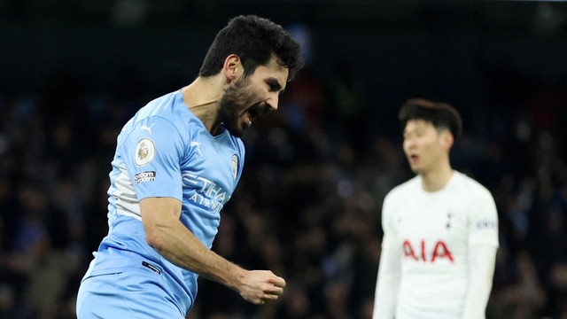 Pemain Manchester City Ilkay Guendogan berselebrasi usai mencetak gol pertama mereka ke gawang Tottenham Hotspur di Stadion Etihad, Manchester, Inggris, Sabtu (19/2/2022). Foto: Action Images via Reuters/Carl Recine