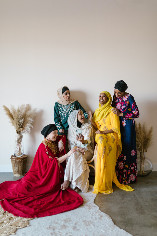 minal aidin wal faizin tulisan arab (photo by rodnae production on pexels)