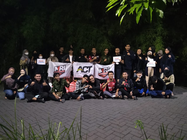Tim ACT-MRI Gresik dan berbagai relawan yang tergabung dalam agenda Sahur On The Road (Dok. Pribadi)