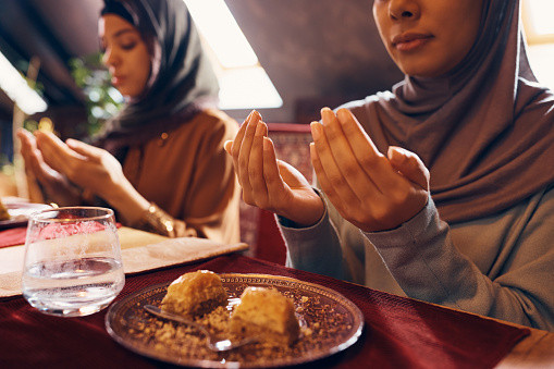 Ilustrasi membaca doa niat makan sahur puasa Ramadhan. Foto. dok. Drazen Zigic (Unsplash.com)