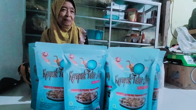 Omzet perajin kerupuk telur asin meningkat dua kali lipat dibanding hari biasanya.