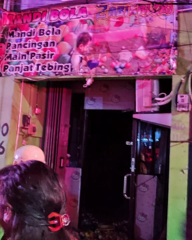 Kebakaran ruko di Jl. Warakas 1, 016/001, Kelurahan Warakas, Kecamatan Tanjung Priok, Jakarta Utara, Selasa (12/4/2022). Foto: Instagram/@humasjakfire