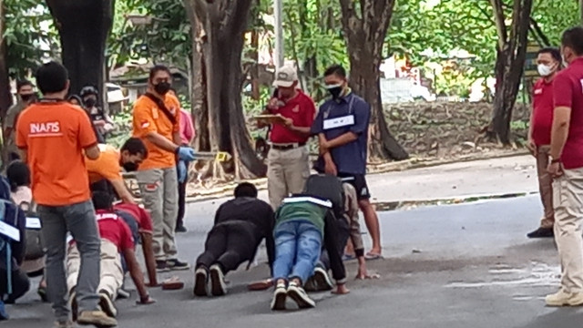 Rekonstruksi kasus dugaan penganiayaan dalam Diklat Menwa UNS Solo pada November 2021. FOTO: Agung Santoso