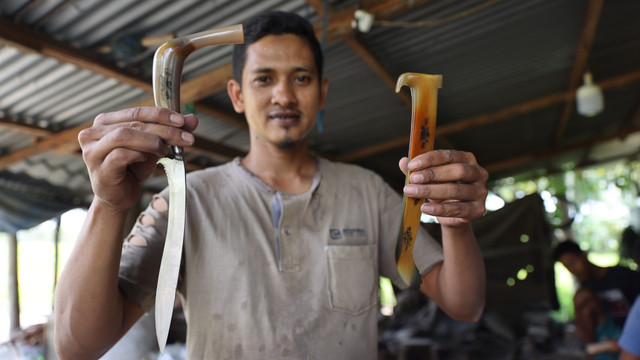 Generasi muda perajin rencong di Gampong Baet, Aceh Besar. Foto: Suparta/acehkini