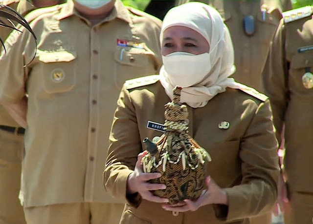 Gubernur Jatim Khofifah Indar Parawansa membawa air dan tanah dari Bumi Majapahit saat prosesi mengisi Kendi Nusantara di IKN. Foto: Humas Pemprov Jatim